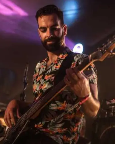 Patrick Kuipers, basgitaar en backing vocals bij QWARK!