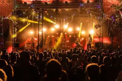 Feesttent tijdens QWARK! Live