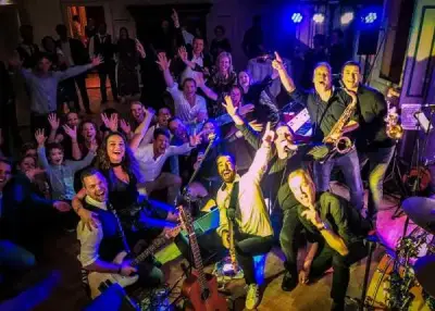 QWARK! Live tijdens een avondoptreden