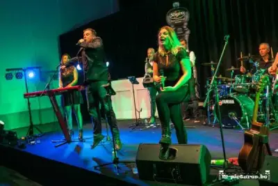 Publiek bij een optreden van QWARK! Live