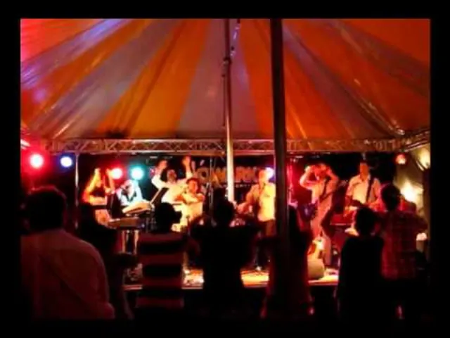 Bekijk de live medley van QWARK!
